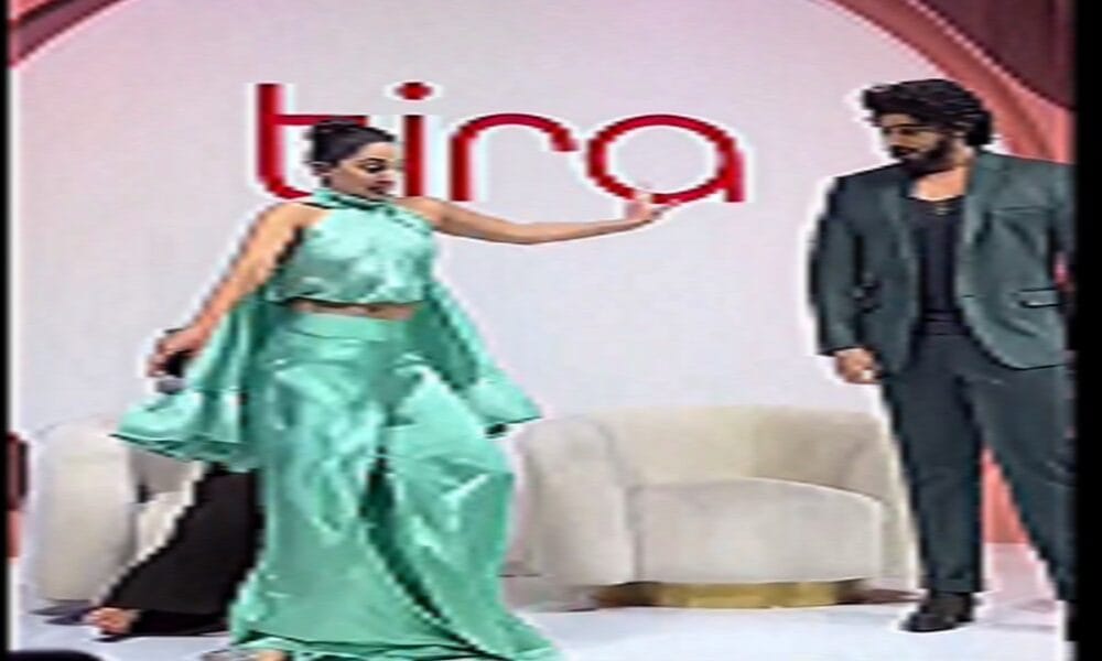 Kiara almost falls on Kareena’s lap, Arjun Kapoor helps by holding her hand