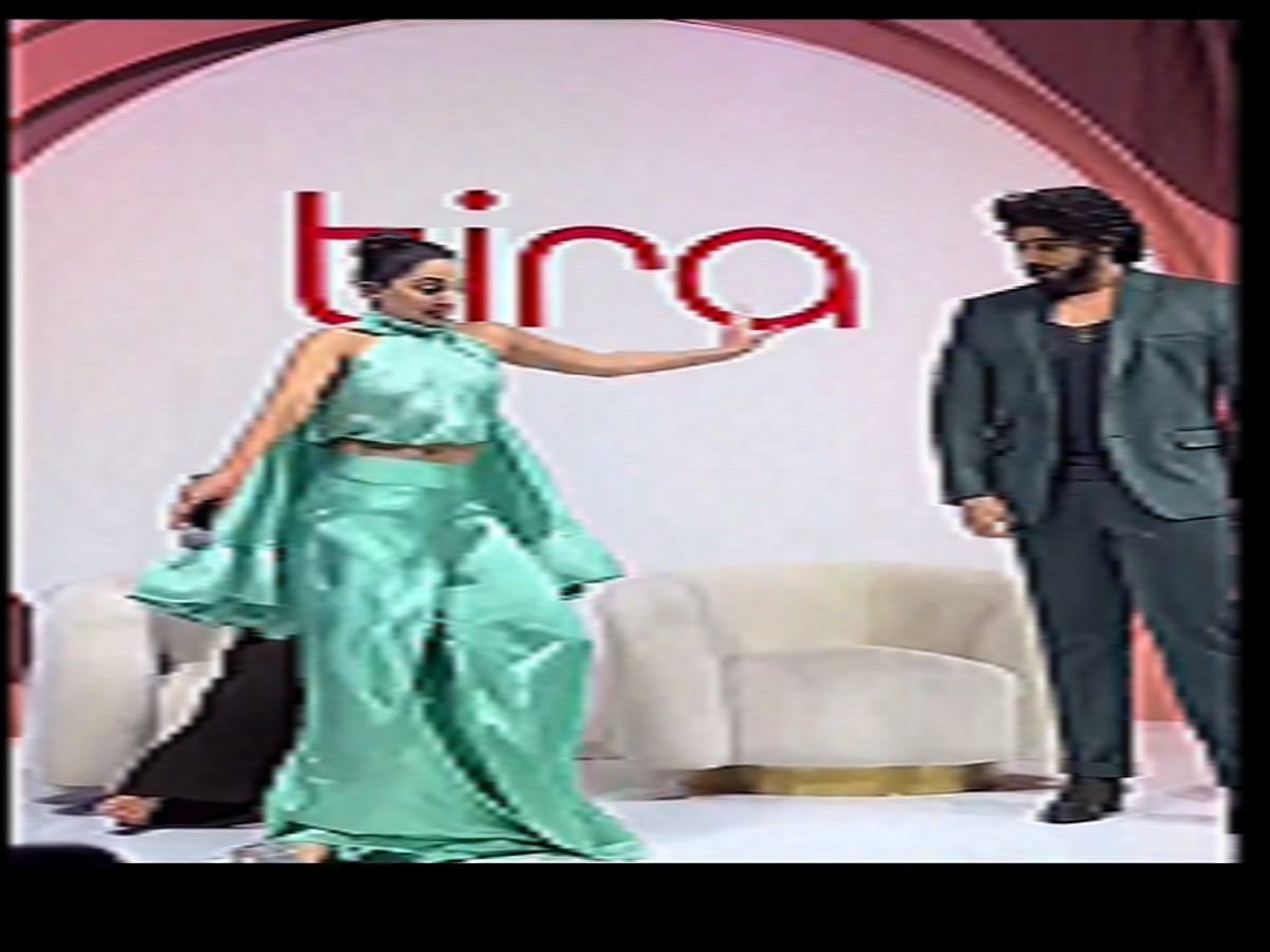 Kiara almost falls on Kareena’s lap, Arjun Kapoor helps by holding her hand