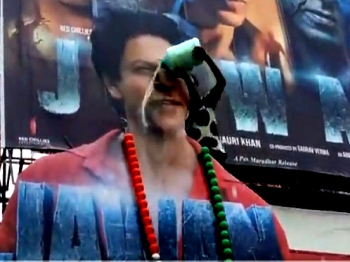 SRK fans pour milk on his ‘Jawan’ cut-out in Hyderabad theatre, say ‘Shah Rukh zindabad’
