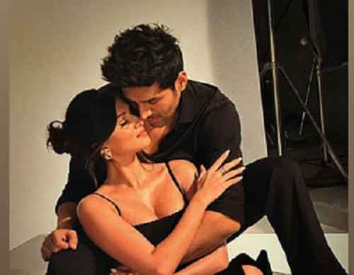 Amid dating rumors’, Kartik poses with Tara in his birthday party
