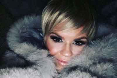 Kerry Katona re-enacts iconic Pam Anderson scene, sizzles in bikini
