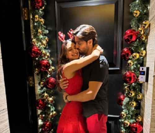 Sidharth kisses Kiara as they celebrate Christmas together