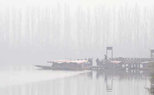 Morning fog adds to intense cold in J&K’s Srinagar