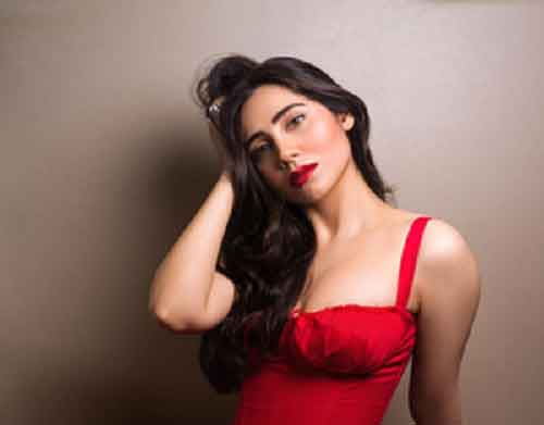 Zahrah Khan aspires to follow mother Salma Agha’s successful footsteps