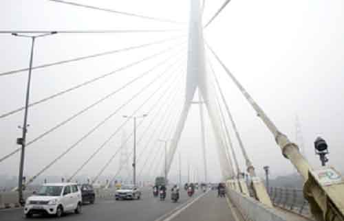 Delhi records minimum temperature at 5.8°C; dense fog affects visibility, delays trains