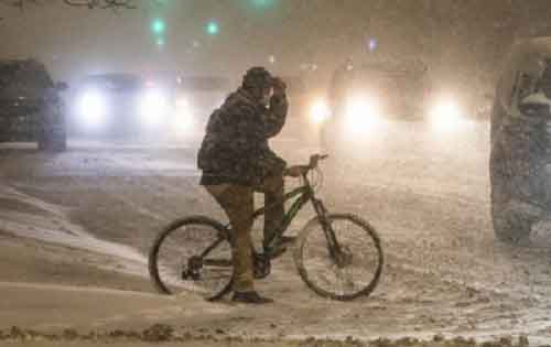 Wind-whipped snow sweeps Chicago area