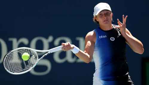 Australian Open: Iga Swiatek secures opening round victory over Sofia Kenin