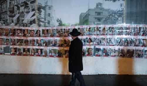 Hostage families protest outside Netanyahu’s home