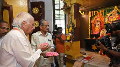 Kerala Guv Arif Mohammed Khan offers prayers at Ram temple in TVM