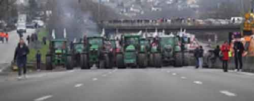 Police arrest 91 as protesting farmers force into Paris food market