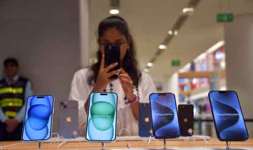 India’s smartphone market remains flat in 2023, Apple surpasses 10-mn unit mark