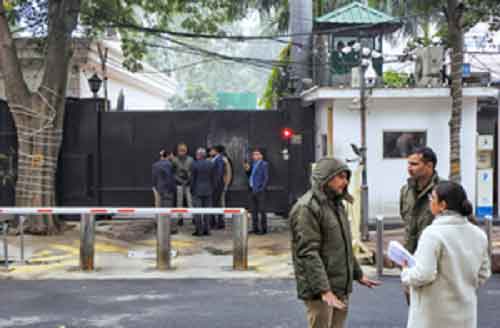 Delhi Police team again at Kejriwal’s residence to serve notice, CMO dubs it defamation tactic