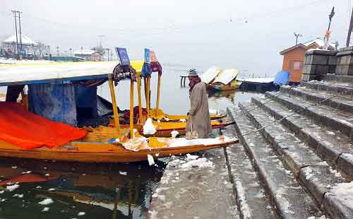 Cold wave returns to Kashmir with freeze & frost