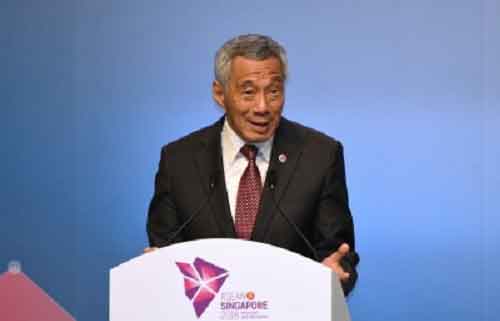 Singaporean PM encourages couples to have more babies