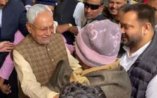 Days after ditching Grand Alliance, Nitish exchanges pleasantries with Lalu