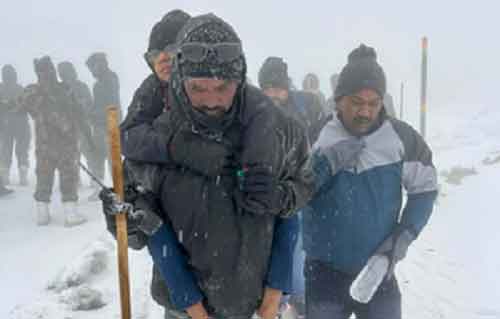 Army rushes to aid 500 tourists stranded after sudden snowfall in Sikkim
