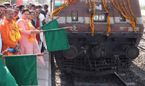MP Poonamben Maadam bids farewell to Rambhakts by flagging off Aastha Train