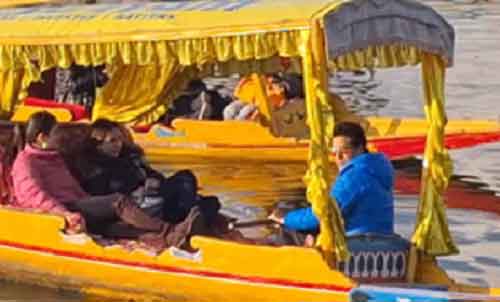 Sachin Tendulkar pays obeisance at Hazratbal, Shankaracharya temple in Srinagar; takes Shikara ride