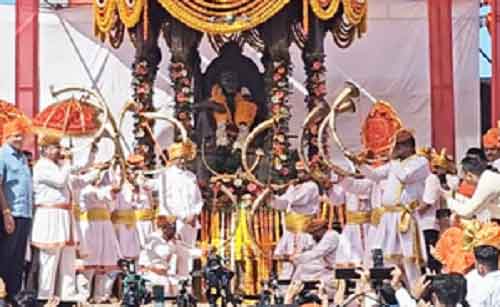 Sharad Pawar rides ‘palki’ to Raigad Fort, blows NCP’s poll ‘Trumpet’