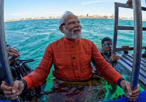 PM Modi’s deep sea dive into submerged Dwarka, performs underwater ‘puja’