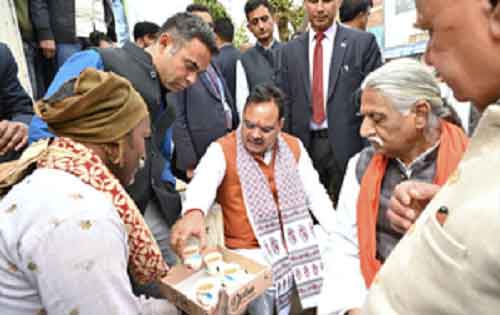 Raj CM stops convoy midway, enjoys cup of tea with locals