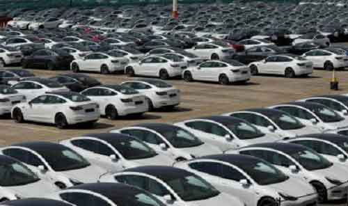 Global automakers scale back electric vehicles, turn towards hybrids