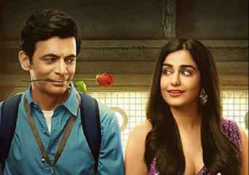 Sunil Grover surprises Adah Sharma with his saree-draping skills