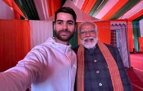 In Srinagar, beneficiary Nazim takes selfie with PM Modi