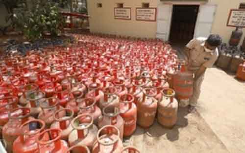 Yogi govt to gift free gas cylinders before Holi