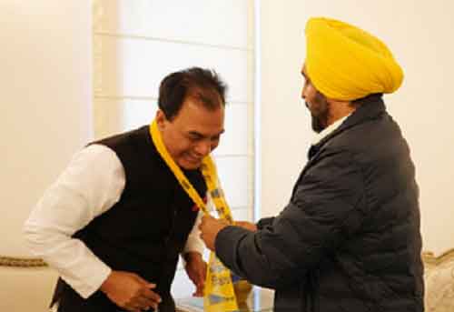 Congress legislator joins AAP, may be fielded from Hoshiarpur