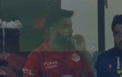 Imad Wasim caught smoking in dressing room during PSL final: Reports