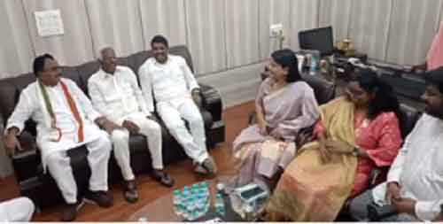 Congress invites BRS leader Kadiyam Srihari to join party