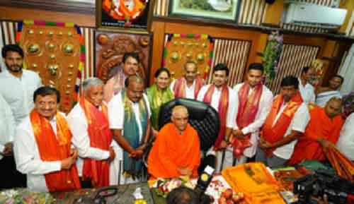 NDA candidates in K’taka meet Vokkaliga seer in Bengaluru, take blessings