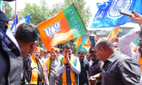 Devendra Fadnavis challenges Uddhav Thackeray to show one good work he did for Mumbai