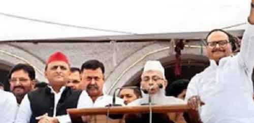 Eid brings warring politicians together at Eidgah