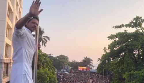 SRK, son AbRam greet sea of fans outside Mannat; ‘may Allah bless us all with love’