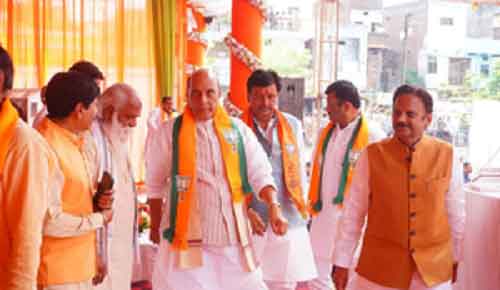 Cong like rusted iron, says Defence Minister Singh in MP poll rally