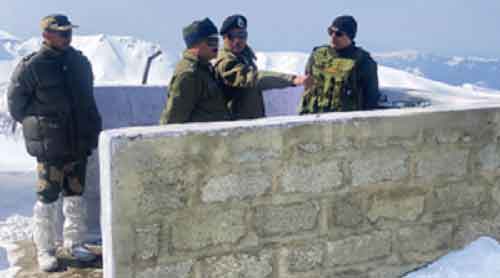 DG BSF visits forward locations at LoC, reviews security situation