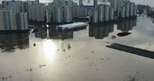 Russian regions fight flood as water levels remain high