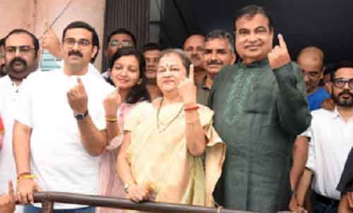 Nitin Gadkari and kin vote in Nagpur, says BJP will cross 400 LS seats