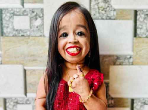 Heads turn as world’s tiniest woman votes in Nagpur