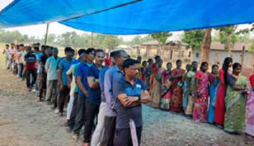 Amid flood of complaints, 50.96 pc turnout in Bengal’s three LS seats till 1 pm