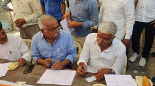 After casting vote, Union Minister Shekhawat makes voters’ slips outside polling booth