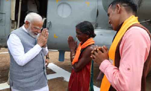 PM Modi meets fruit seller Mohini Gowda in Karnataka, praises her for ‘good work’