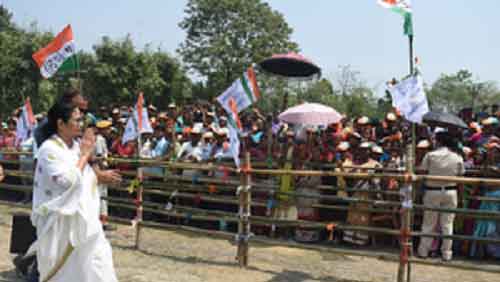 Mamata Banerjee indirectly accuses ECI of shielding poll code violations by BJP