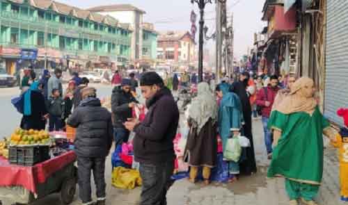 Markets overflow with shoppers on Eid eve in Kashmir