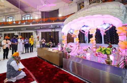 PM Modi prays at Kanpur gurdwara along with CM Yogi