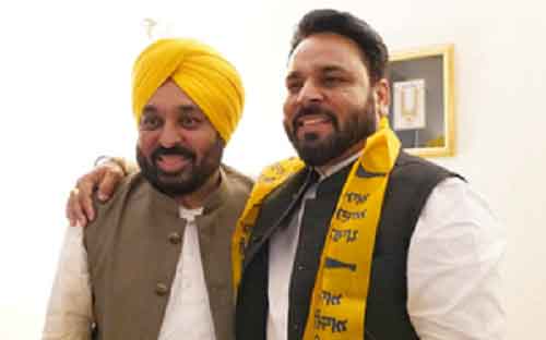BSP Hoshiarpur Lok Sabha candidate Rakesh Soman joins AAP