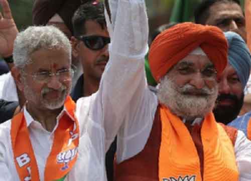 Accompanied by EAM Jaishankar, diplomat-turned-politician Sandhu files nomination from Amritsar