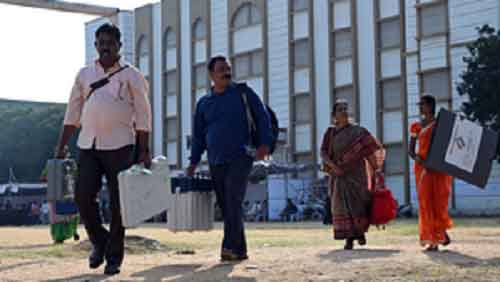 Thousands from Hyderabad head to Andhra Pradesh for voting